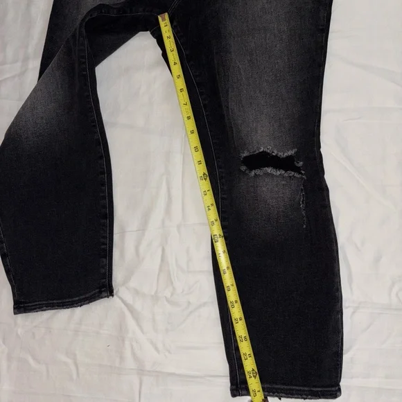 ✨NWT Good American Good Waist Crop Distress Knee - Picture 10 of 11